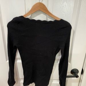 Black boat neck sweater wavy collar edge
